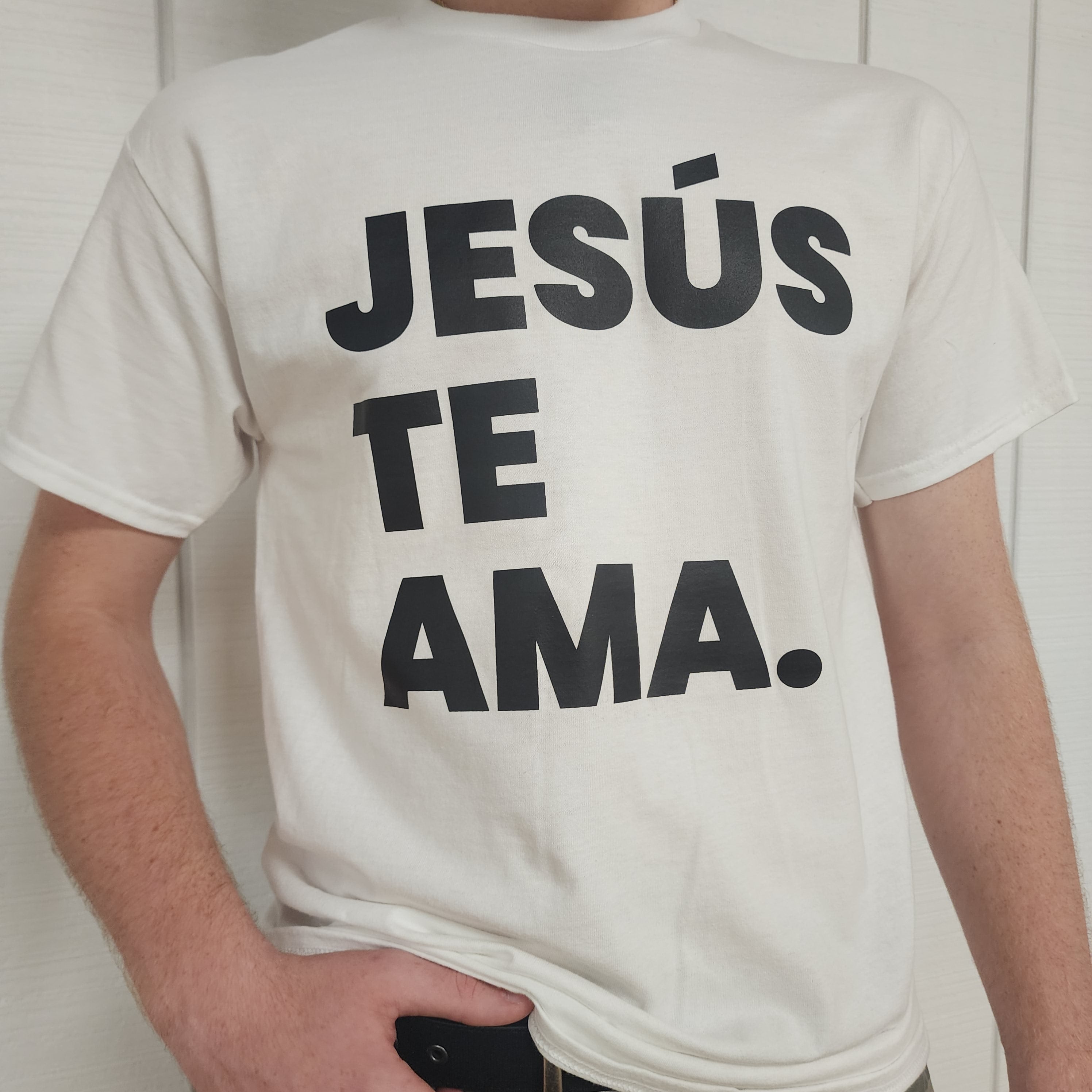 Jesus Te Ama (White)